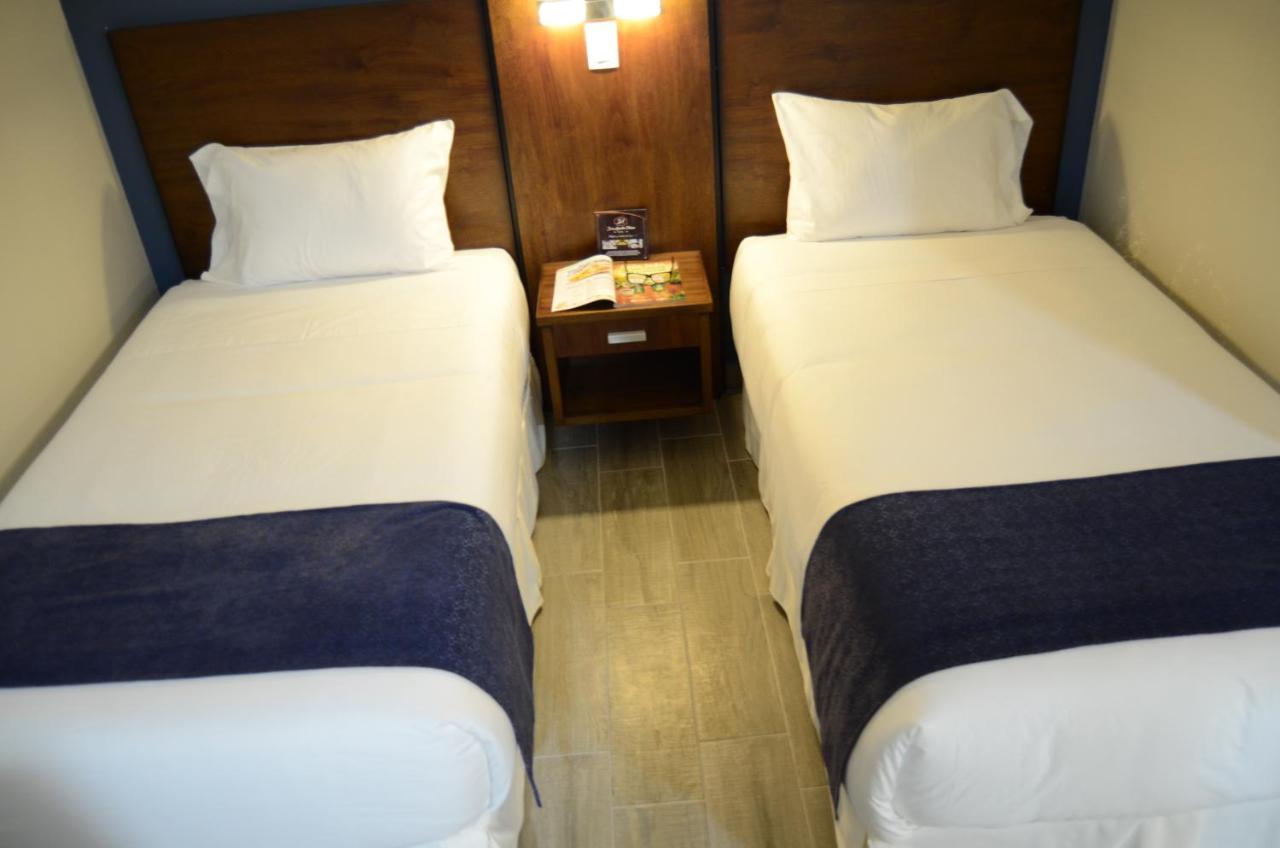 Hotel San Agustin Plaza Latacunga Kültér fotó